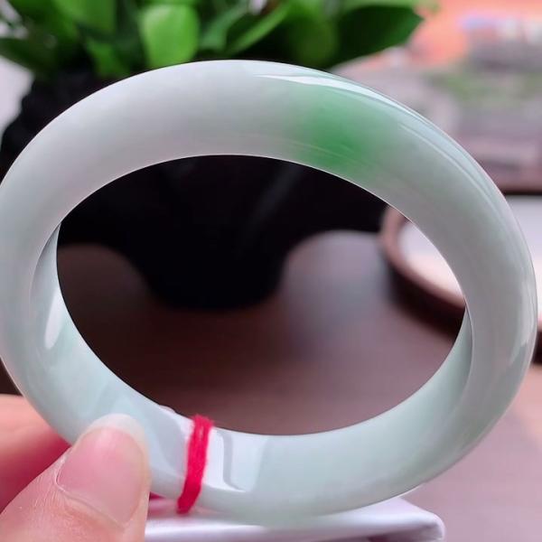 天然翡翠飘绿正装手镯